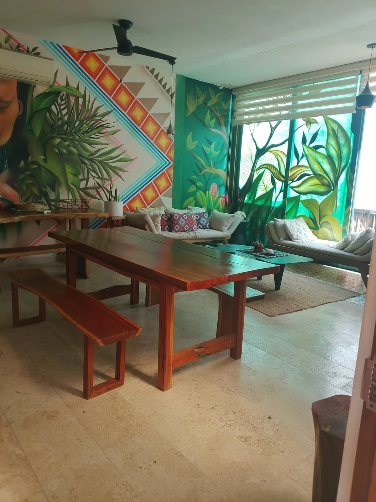 Sala y comedor con murales de artista en el penthouse Tuluna, Aldea Zamá, Tulum
